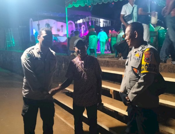Hadir di Tengah Masyarakat, Bhabinkamtibmas Desa Liwulajang Amankan Pesta Pernikahan Demi Ciptakan Rasa Aman dan Nyaman.