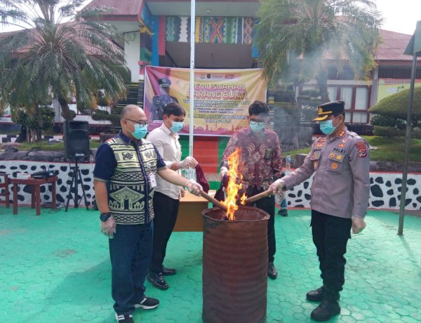 Wujud Sinergitas Polri dan Kejaksaan, Kapolres Lembata Hadiri Pemusnahan Barang Bukti Tindak Pidana Berkekuatan Hukum Tetap