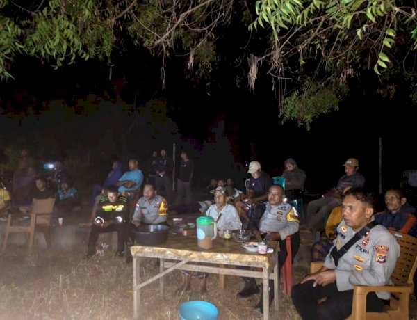 Dekatkan Diri dengan Masyarakat, Kapo​spol Ile Ape Gelar Nobar Piala Dunia Bersama Warga.
