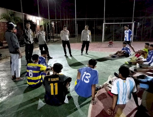 Patroli Dialogis, Anggota Pospol Lebatukan Sambangi Anak Muda Desa Hadakewa yang Sedang Berolahraga.