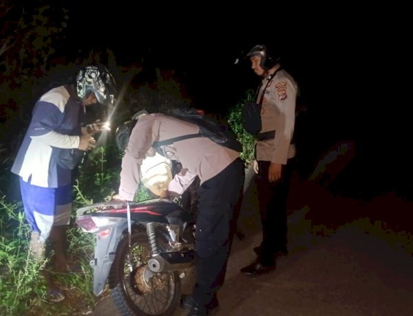 Wujud Pengabdian kepada Masyarakat, Kapospol Atadei Bersama Anggota Bantu Warga yang Kendaraannya Mengalami Kerusakan.