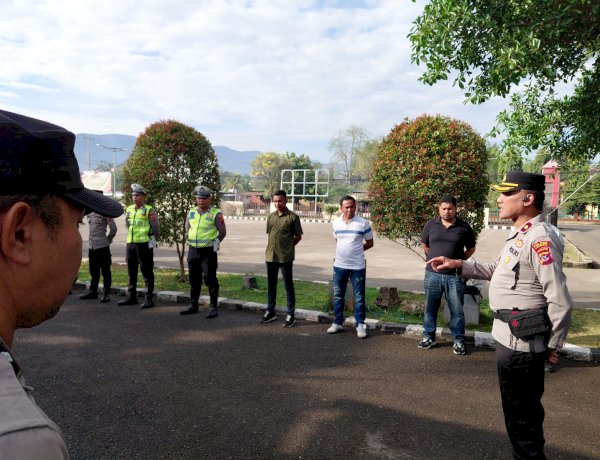 WAKAPOLRES LEMBATA LAKUKAN PEMERIKSAAN DAN BERIKAN ARAHAN KEPADA PERSONEL PIKET JAGA SEBELUM MELAKSANAKAN TUGAS.