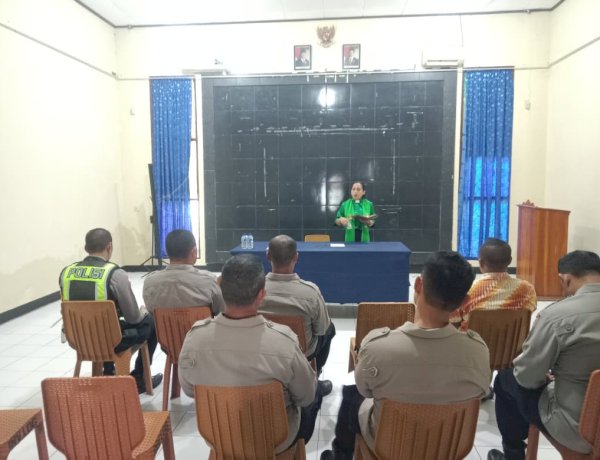 Sebagai Wujud Syukur kepada Tuhan Yang Maha Esa, Personel Polres Lembata Laksanakan Bimbingan Rohani Sebelum Bertugas.