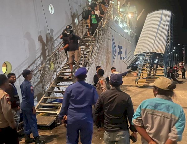 KP3 Polres Lembata Bersama Polairud Amankan Kedatangan KM Lawit di Pelabuhan Laut Lewoleba.