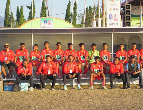 Dua Polisi Berprestasi Antar Tim Persebata U-17 Berlaga di Soeratin Cup Kabupaten Sikka, Wujud Nyata Dukungan Polri bagi Generasi Muda.