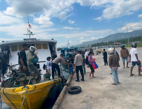 KP3 Polres Lembata Amankan Keberangkatan Kapal dan Bantu Penumpang, Wujudkan Pelayanan Humanis di Pelabuhan Lewoleba.