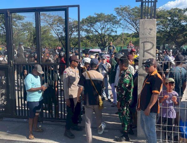 KP3P Laut/Udara Lewoleba Bersama Instansi Terkait Amankan Kedatangan dan Keberangkatan KM Bukit Siguntang, Pelayanan Penumpang Berjalan Aman dan Lancar.