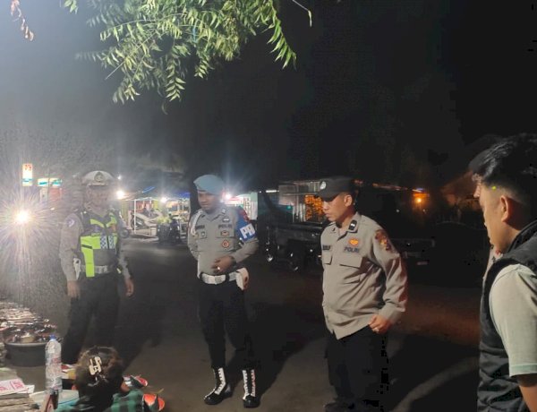 Patroli Dialogis Presisi Polres Lembata Sambangi Pedagang dan Anak Muda, Jaga Kamtibmas Tetap Kondusif.