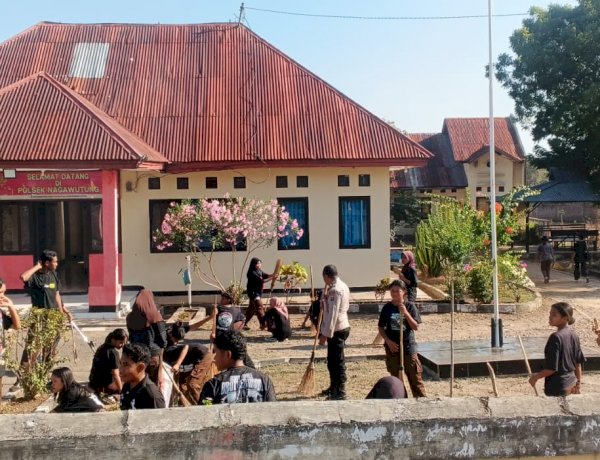 Sambut Hari Pramuka, Siswa-Siswi SMA Negeri 1 Nagawutung Gelar Bakti Sosial di Polsek Nagawutung.