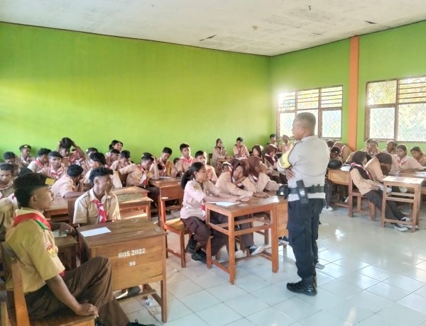 Bhabinkamtibmas Desa Wailolong Bekali Siswa SMA Balauring dengan Pengetahuan Survival di Alam Bebas.