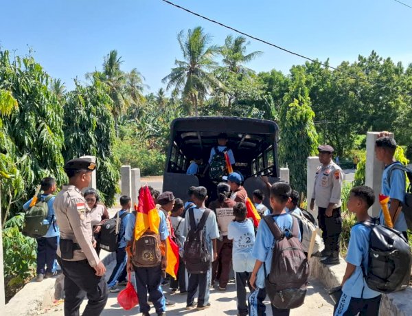 at Samapta Polres Lembata Kawal dan Antar Siswa SMP Negeri 2 Nubatukan, Pastikan Kegiatan Pramuka Berjalan Aman.