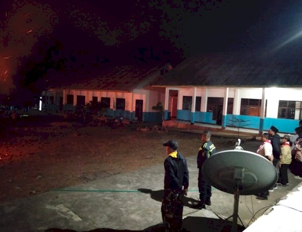 Bhabinkamtibmas dan Babinsa Amankan Malam Api Unggun Siswa SMA 1 Balauring.