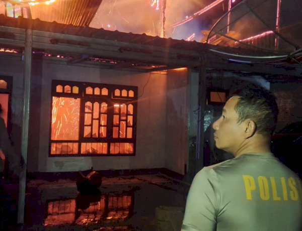 Kapolres Lembata Turun Langsung ke Lokasi Kebakaran di Rayuan Kelapa, Pastikan Penanganan Berjalan Aman.