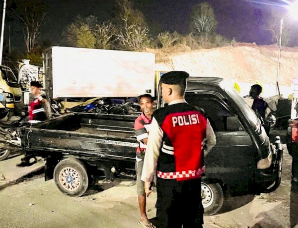 SATUAN SAMAPTA POLRES LEMBATA PATROLI MALAM HARI, TERTIBKAN ANTREAN KENDARAAN DI SPBU TANAK MERAH.
