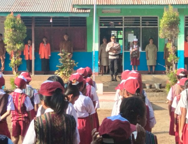 KAPOLSEK NUBATUKAN JADI IRUP UPACARA BENDERA DI SD INPRES I WAIKOMO, AJAK PELAJAR JADI GENERASI BERPRESTASI DAN BERAKHLAK.