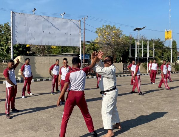 Tingkatkan Ketangkasan dan Kesiapsiagaan, Personel Polres Lembata Laksanakan Olahraga Beladiri Bersama.