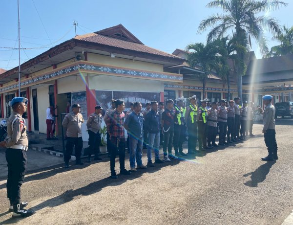Propam Polres Lembata Cek Sikap Tampang Personel Piket, Tekankan Disiplin dan Hindari Pelanggaran.