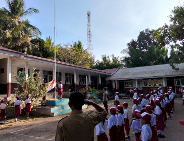 Polri Hadir di Tengah Pelajar, Banit Patroli Polsubsektor Wulandoni Pimpin Upacara di SDN Wulandoni.