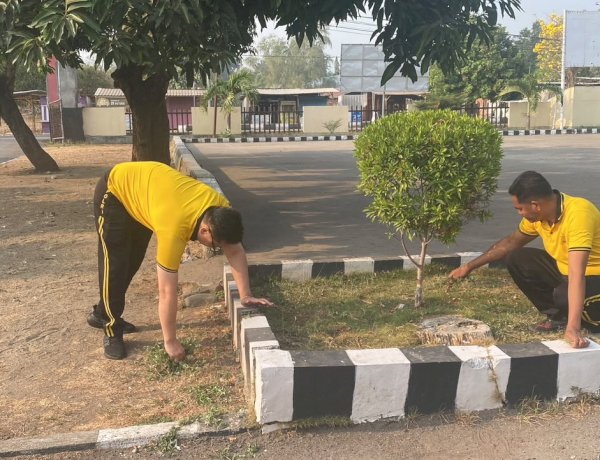 Wujudkan Lingkungan Bersih dan Nyaman, Waka Polres Lembata Bersama Anggota Laksanakan Kurvei Bersama.