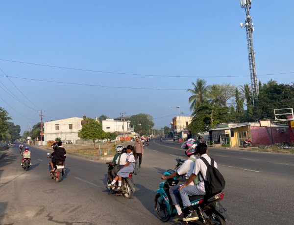 Wakapolres Lembata Turun Langsung ke Lapangan, Pastikan Pengaturan Lalu Lintas Pagi Berjalan Lancar.