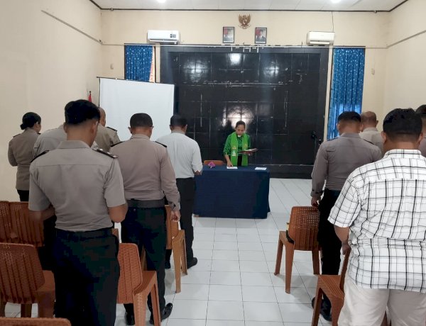 PERKUAT IMAN DAN MORAL, ANGGOTA POLRES LEMBATA IKUTI PEMBINAAN ROHANI DAN MENTAL SEBELUM BERTUGAS.