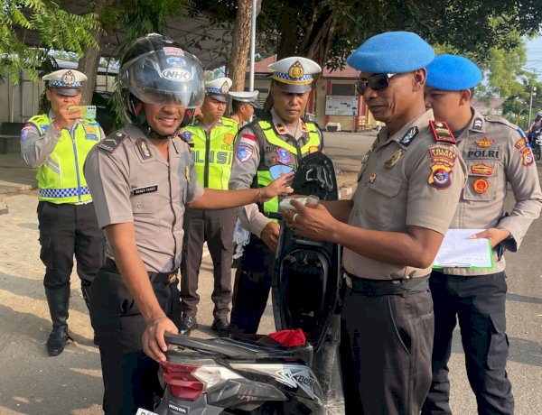 Propam Bersama Satlantas Polres Lembata Periksa Kelengkapan Kendaraan dan Surat-Surat Milik Anggota.