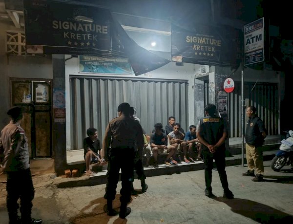 Respons Cepat Pengaduan Call Center 110, Patroli Gabungan Siaga Reserse dan Lantas Polres Lembata Sambangi Lokasi Anak Muda yang Nongkrong pada Malam Hari.