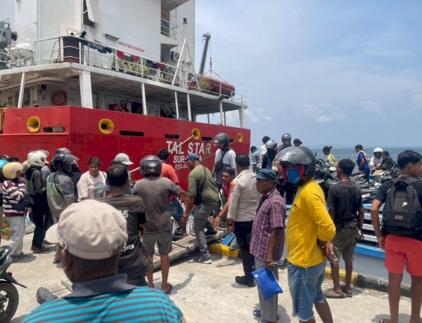 Pastikan Kedatangan Kapal Berjalan Aman dan Lancar, KP3 Polres Lembata Laksanakan Pengamanan di Pelabuhan Laut Lewoleba