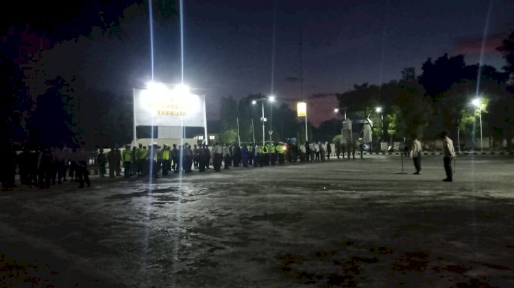 Anggota Polres Lembata, himbau umat agar sementara waktu beribadah di rumah