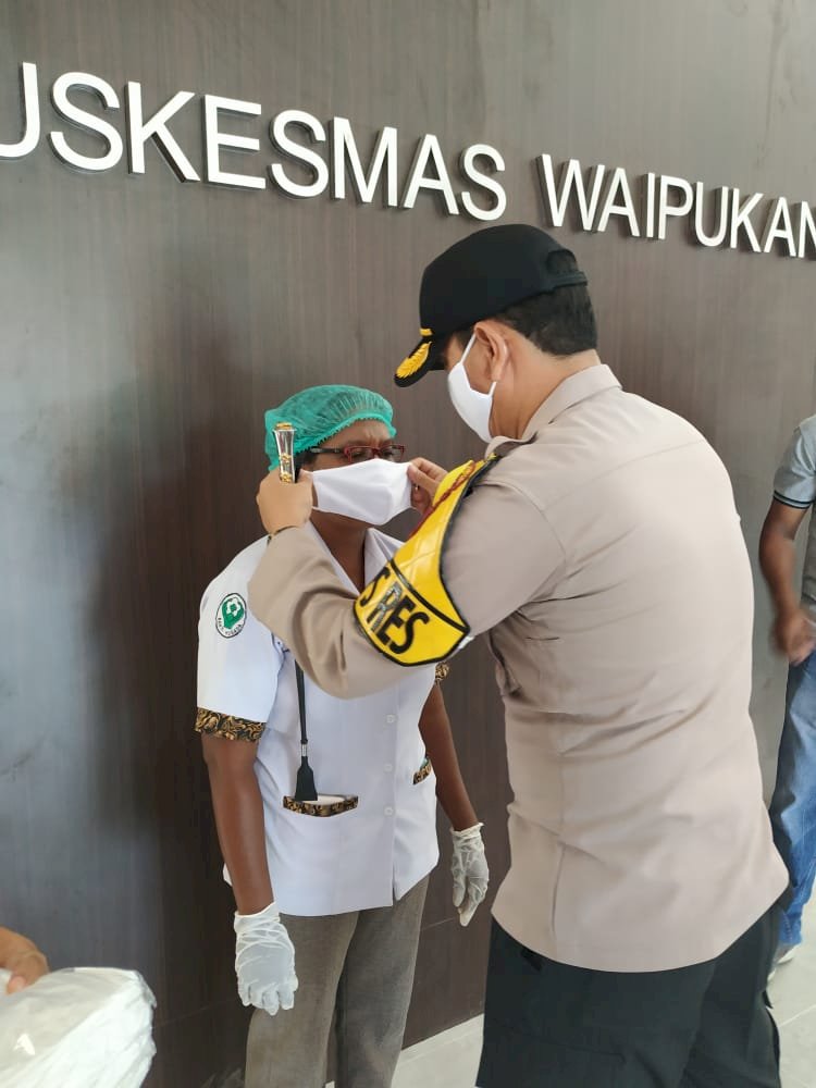 Kapolres Lembata Bagikan APD Dan Masker Gratis Untuk Puskesmas Waipukang