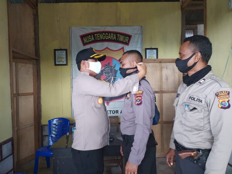 Lawan Covid-19,Kapolres Lembata berbagi Masker Kepada Anggota Pos Polisi Atadei
