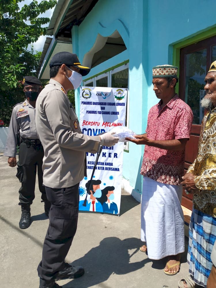Pembagian Masker Gratis Oleh Kapolres Lembata Kepada Masjid Di Lewoleba
