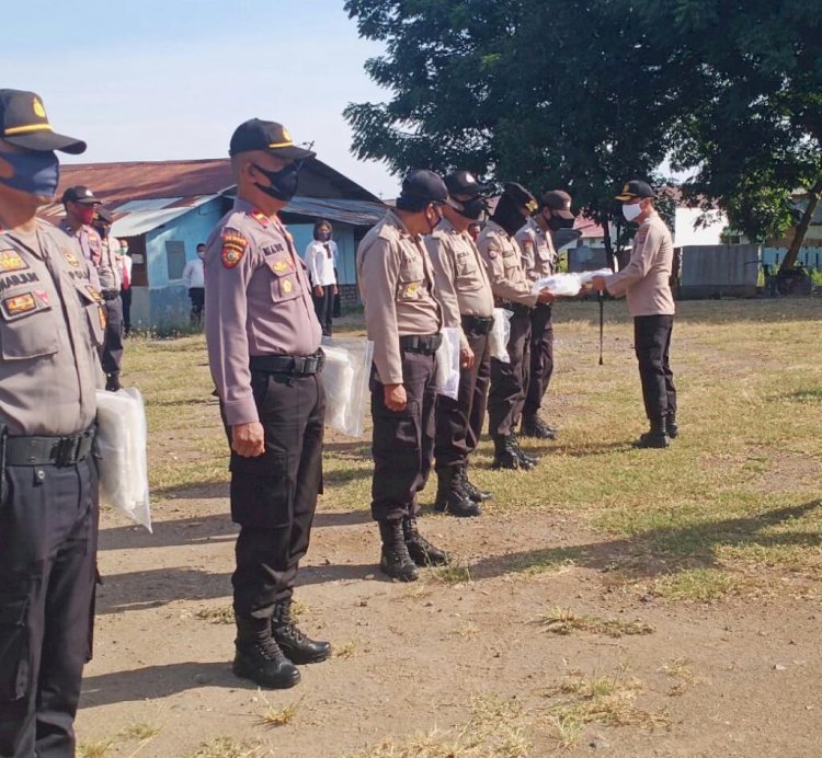 Cegah Covid-19,Kapolres Lembata bagikan Masker Untuk Seluruh Anggotanya