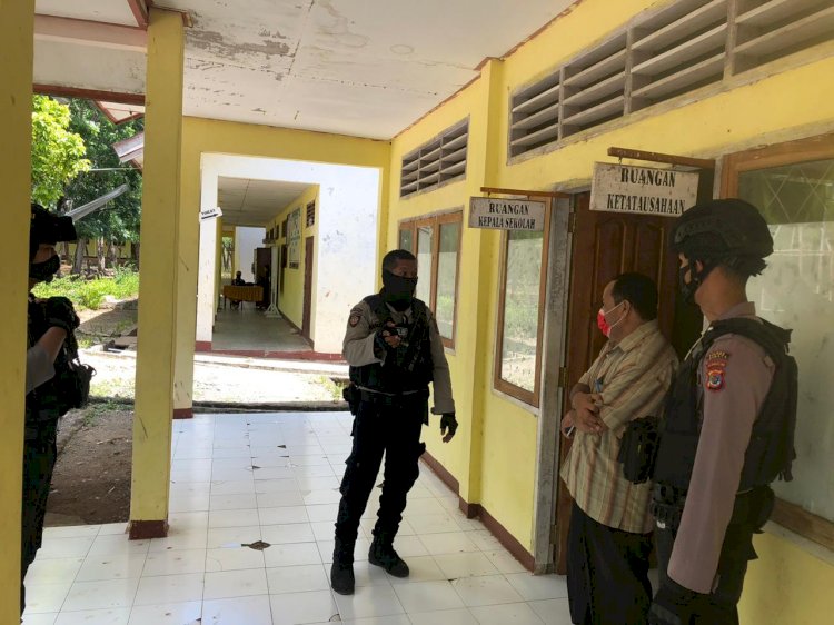 Cegah Penyebaran Covid-19, Tim Seguni Samapta Polres Lembata Sambangi Sekolah Dalam Rangka Pengumuman Kelulusan Siswa SMA Kelas XII Di Kota Lewoleba