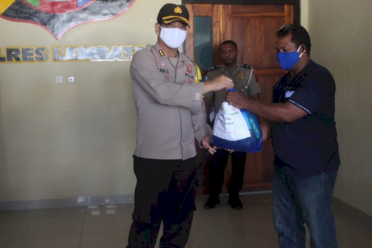 Kapolres Lembata Bagikan Bansos Dan Masker Kepada Awak Media Sebagai Ucapan Terima Kasih