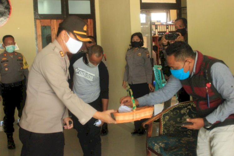 Kapolres Lembata Bagikan Bansos Dan Masker Kepada Awak Media Sebagai Ucapan Terima Kasih