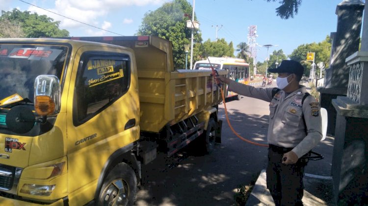 Polres Lembata Lakukan Penyemprotan Cairan Desinfektan Terhadap Kendaraan