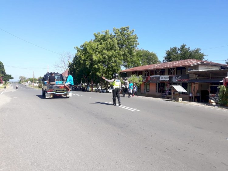 Di tengah Wabah Covid-19, Personil Polres Lembaga Tetap Rutin Lakukan Pengaturan Di Jalan