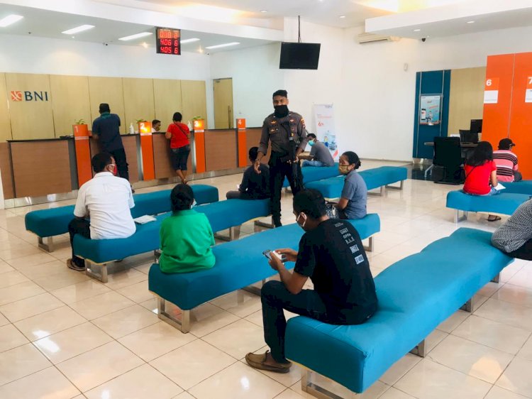 Bripda Alexius E. Witak Imbau Para Nasabah Tetap Jaga Jarak Saat Antri Bertransaksi di Bank