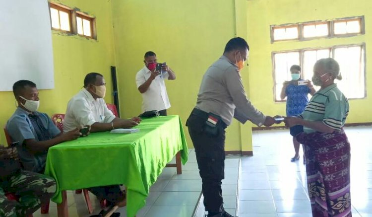 Bhabinkamtibas Desa Penikenek Brigpol Petrus P. Golek Ikut Serta Dalam Pembagian Bantuan Langsung Tunai ( BLT )