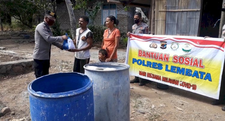 Kabag OPS Polres Lembata Bagikan Bansos Kepada Warga Yang Terdampak Covid-19