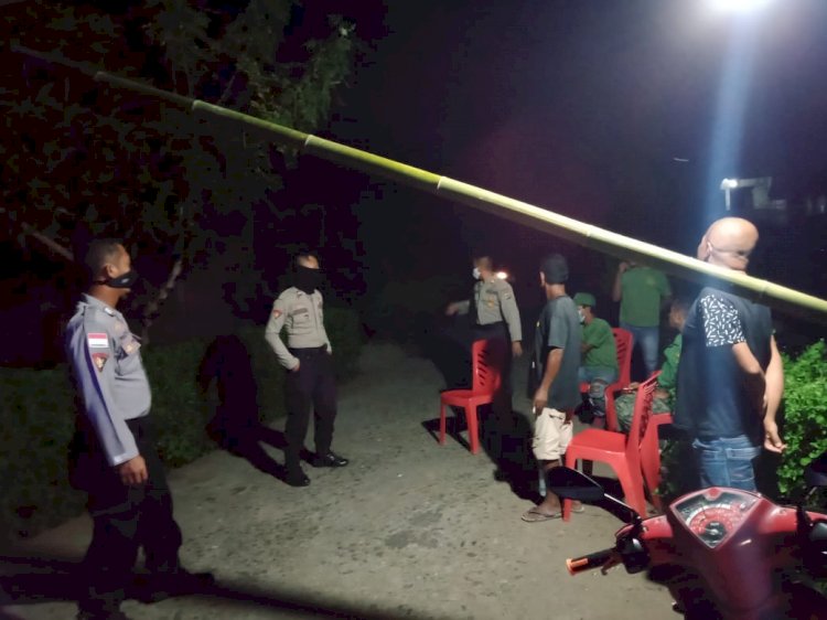 Patroli Malam,Kanit Turjawali Sat Sabhara Polres Lembata Bripka Irfandi Sambang Posko Siaga Covid-19 Desa Pada Guna Antisipasi Penyebaran Covid -19