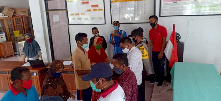 Bhabinkamtibas Desa Balauring Bripka Firmon Ikut Serta Dalam Pembagian BLT