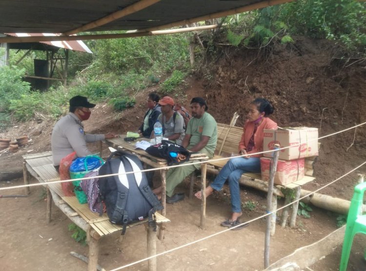 Bhabinkamtibmas Sambang Warga Desa Binaan Serta Sampaikan Himbauan Covid-19