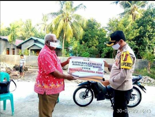 Kapolres Lembata memberikan sumbangan kepada jemaat solafide dan jemaat maranatha kabupaten lembata