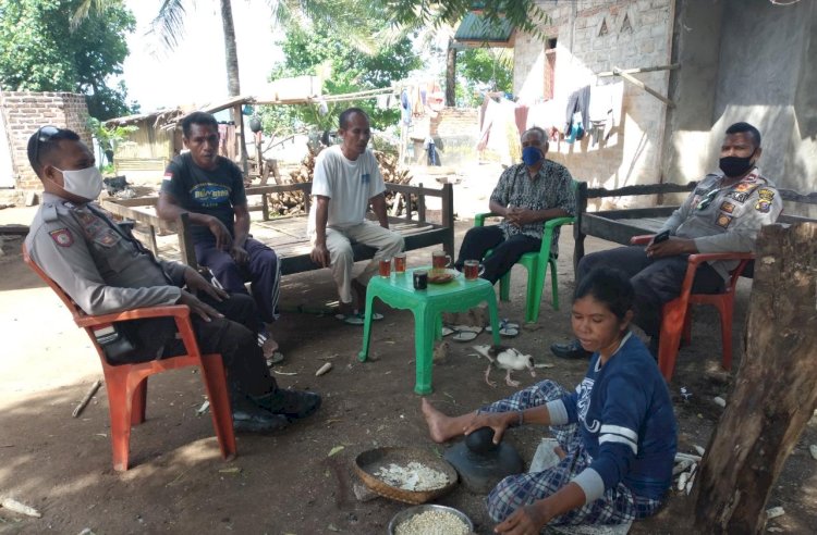 Anggota Bhabikamtibmas Bersama Kanit SPKT III Sampaikan Himbauan Cegah Covid-19