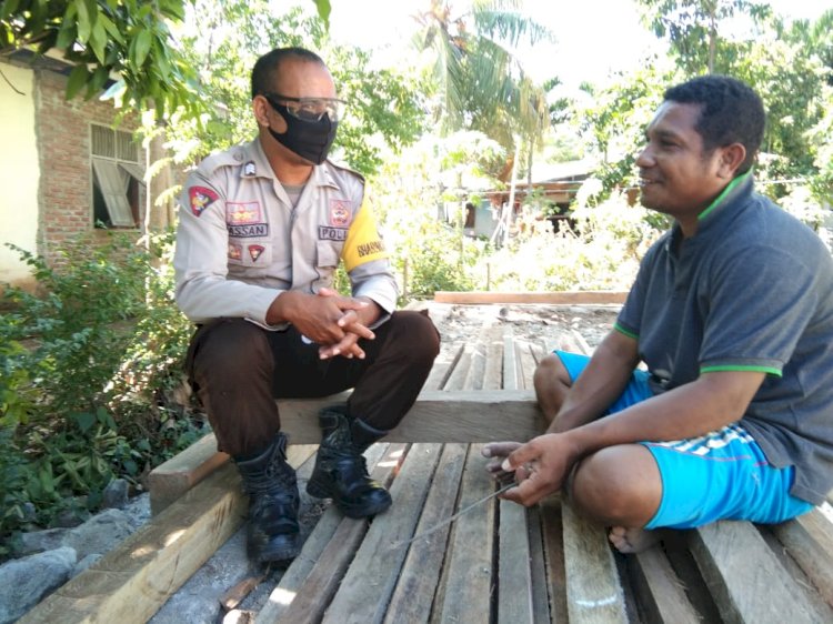 Putuskan Mata Rantai Covid-19 Anggota Bhabin Kelurahan Lewoleba Timur Himbau Warganya Untuk Selalu Mengedepankan Protocol Kesehatan