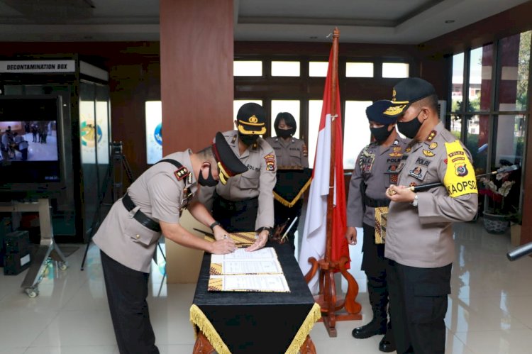 Polres lembata melaksanakan upacara Serah terima Kapolres Lembata yang baru dan lama menggunakan sarana video convrence