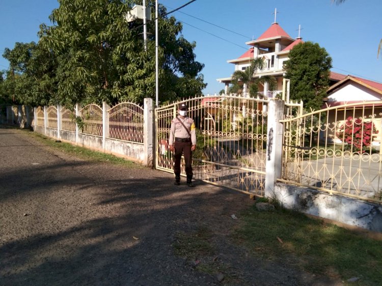 Anggota Personil Bhabinkamtibmas Lakukan Patroli Dan Monitoring Di Gereja