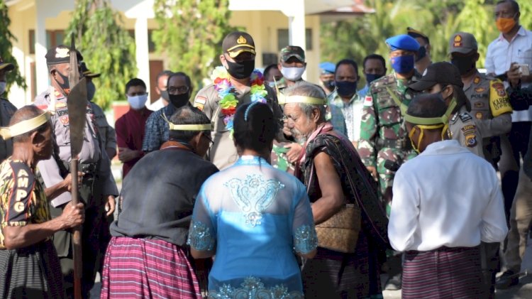 Kapolres Lembata Dan Wakapolres Disambut secara Tradisi Adat lembata oleh Seluruh Personil Lembata Dan Jajaran Forkopimda Di Wilayah Hukum Polres Lembata.